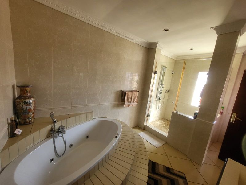 Luxurious 7-Bedroom Double-Storey Home in a Safe & Quiet Neighbourhood - Photo 10