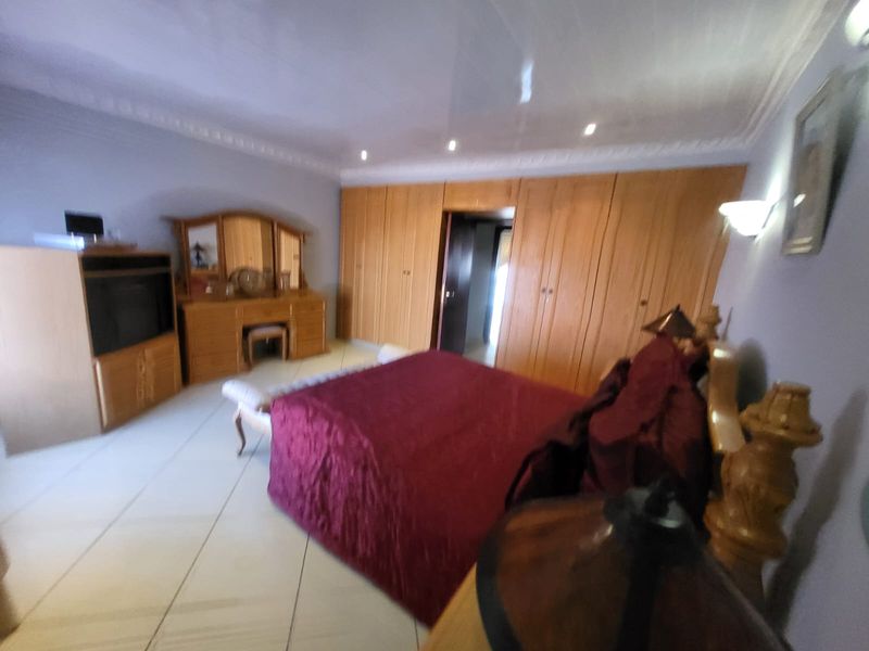 Luxurious 7-Bedroom Double-Storey Home in a Safe & Quiet Neighbourhood - Photo 9