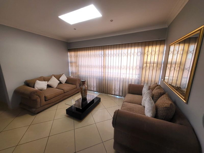 Luxurious 7-Bedroom Double-Storey Home in a Safe & Quiet Neighbourhood - Photo 6