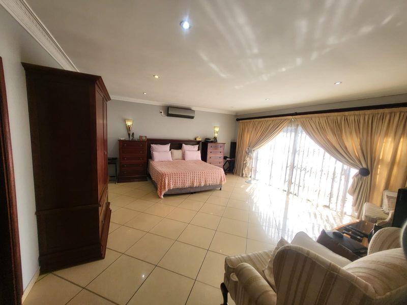 Luxurious 7-Bedroom Double-Storey Home in a Safe & Quiet Neighbourhood - Photo 7