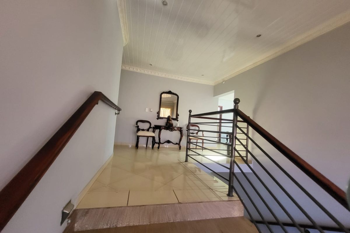 Luxurious 7-Bedroom Double-Storey Home in a Safe & Quiet Neighbourhood - Photo 2