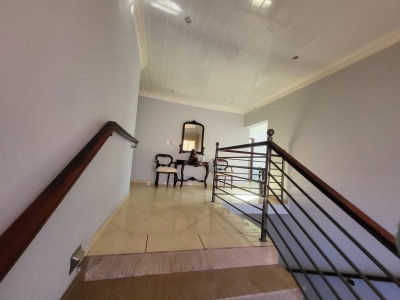 Luxurious 7-Bedroom Double-Storey Home in a Safe & Quiet Neighbourhood - Photo 2
