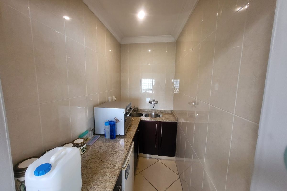Luxurious 7-Bedroom Double-Storey Home in a Safe & Quiet Neighbourhood - Photo 4