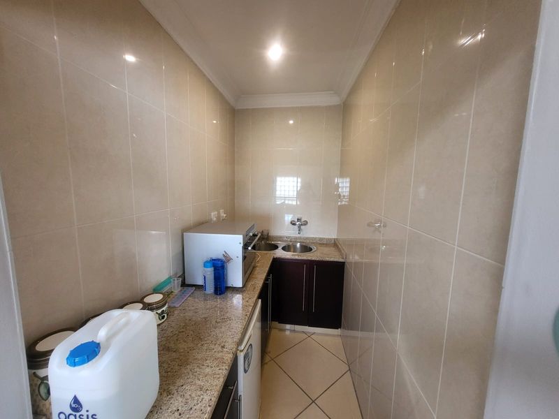 Luxurious 7-Bedroom Double-Storey Home in a Safe & Quiet Neighbourhood - Photo 4