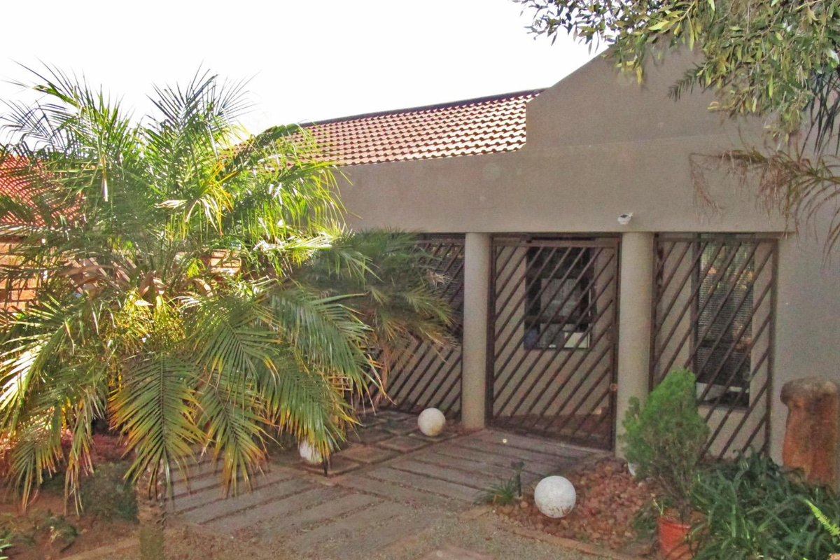 Pre-Hammer SALE– SECURE this property before auction  PRIME Residence in Sunward Park - Photo 3