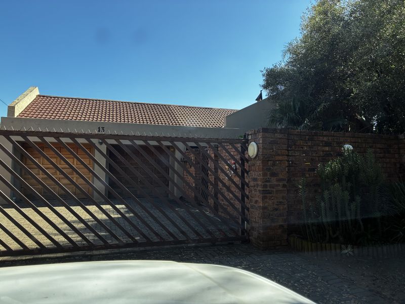 Pre-Hammer SALE– SECURE this property before auction  PRIME Residence in Sunward Park - Photo 1