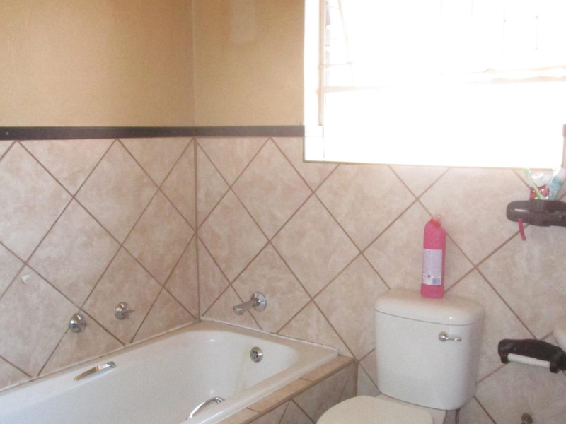 Pre-Hammer SALE– SECURE this property before auction  PRIME Residence in Sunward Park - Photo 8