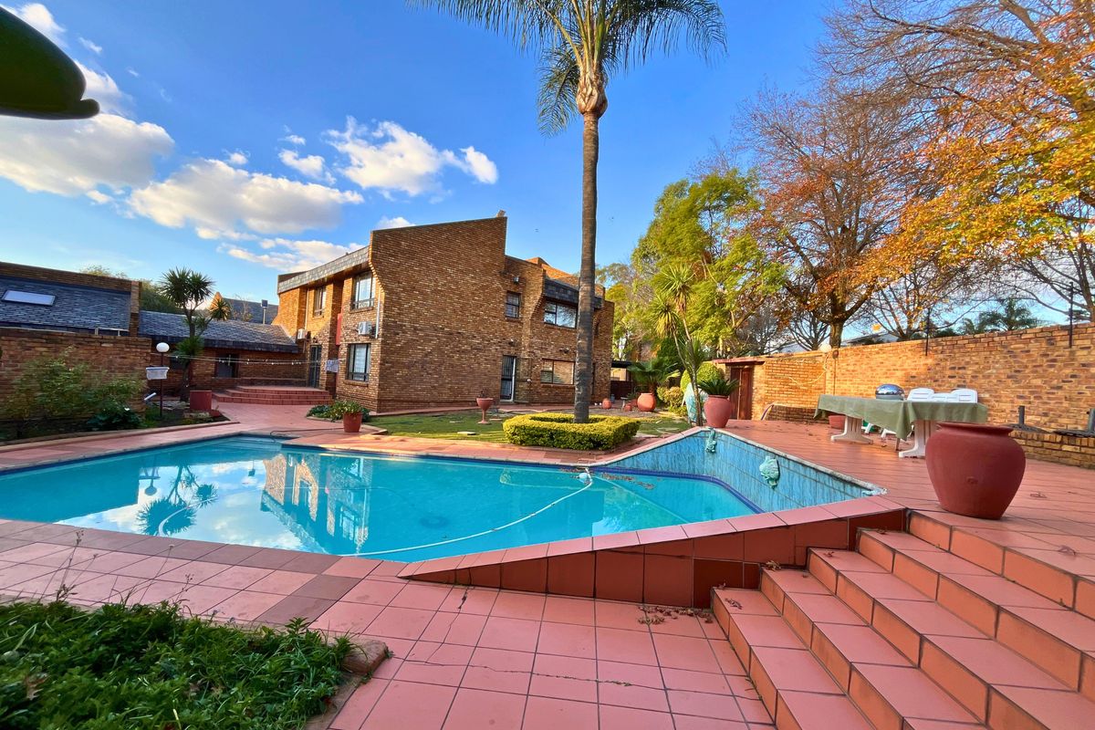 5-Bed Freestanding Space in Secure Bedfordview Complex with Beautiful Character - Photo 3