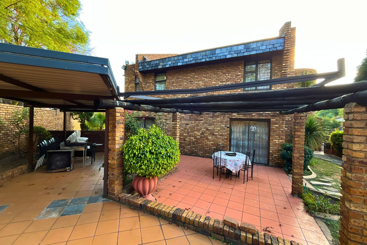 5-Bed Freestanding Space in Secure Bedfordview Complex with Beautiful Character - Photo 4
