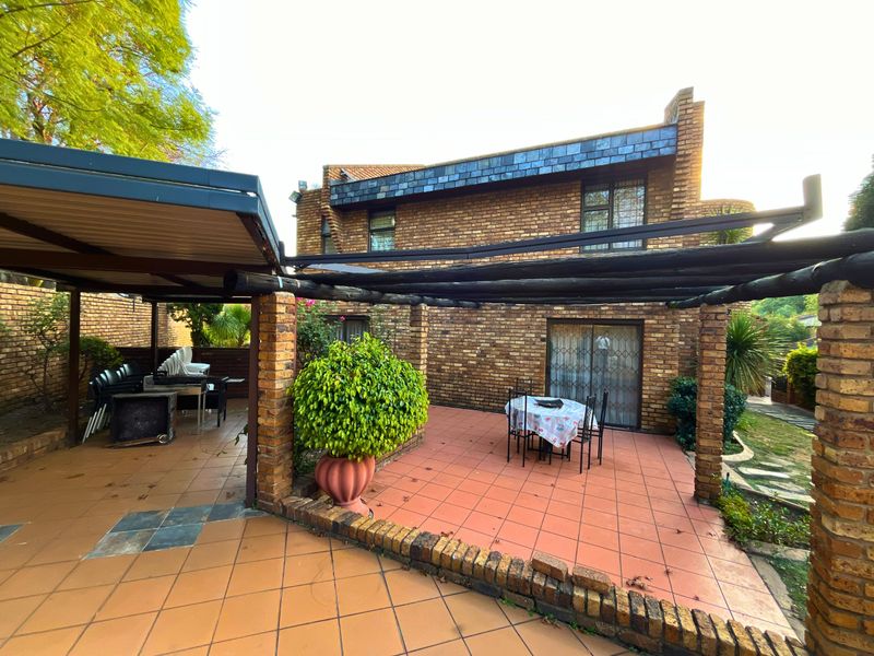5-Bed Freestanding Space in Secure Bedfordview Complex with Beautiful Character - Photo 4
