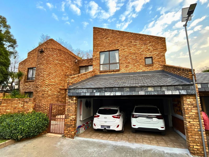 5-Bed Freestanding Space in Secure Bedfordview Complex with Beautiful Character - Photo 1