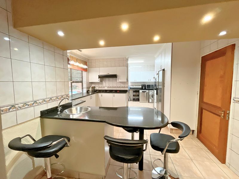 5-Bed Freestanding Space in Secure Bedfordview Complex with Beautiful Character - Photo 8