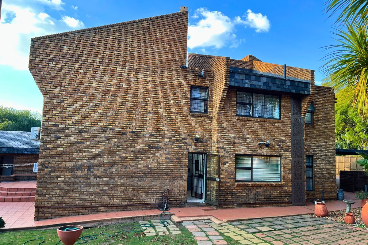 5-Bed Freestanding Space in Secure Bedfordview Complex with Beautiful Character - Photo 2