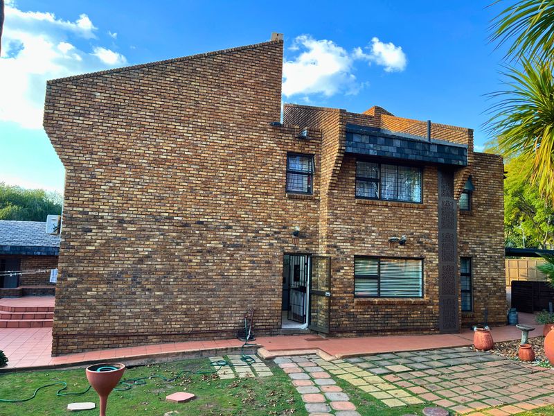 5-Bed Freestanding Space in Secure Bedfordview Complex with Beautiful Character - Photo 2