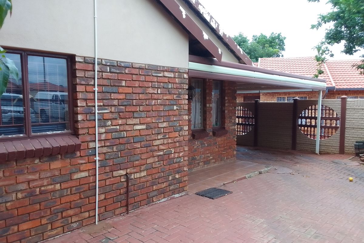 Neat & Low-Maintenance Family Home Near a Primary School Geelhoutpark Ext 9 - Photo 2