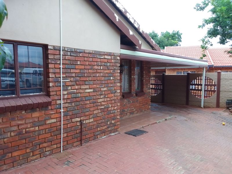 Neat & Low-Maintenance Family Home Near a Primary School Geelhoutpark Ext 9 - Photo 2