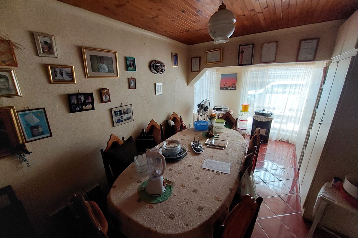 Spacious Family Home with Pool & 2 Income-Generating Flats – A Rare Opportunity! - Photo 3