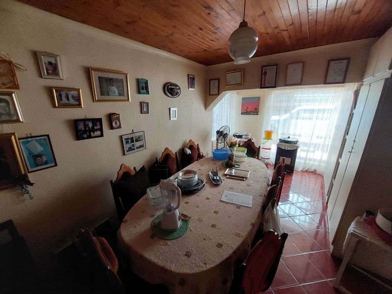 Spacious Family Home with Pool & 2 Income-Generating Flats – A Rare Opportunity! - Photo 3