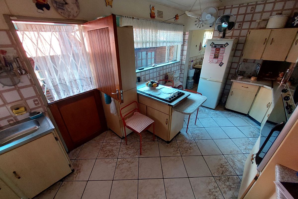 Spacious Family Home with Pool & 2 Income-Generating Flats – A Rare Opportunity! - Photo 4