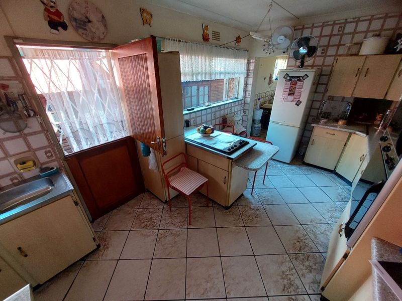 Spacious Family Home with Pool & 2 Income-Generating Flats – A Rare Opportunity! - Photo 4