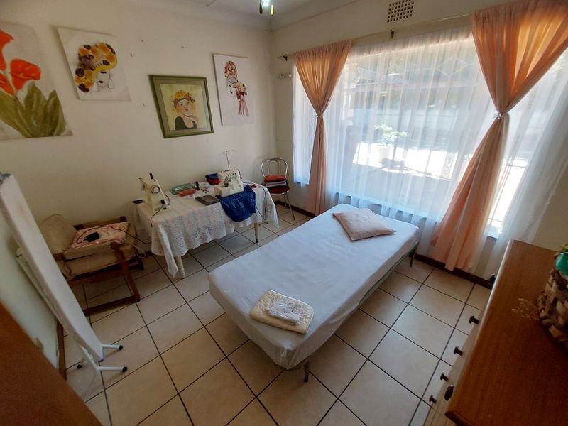 Spacious Family Home with Pool & 2 Income-Generating Flats – A Rare Opportunity! - Photo 8