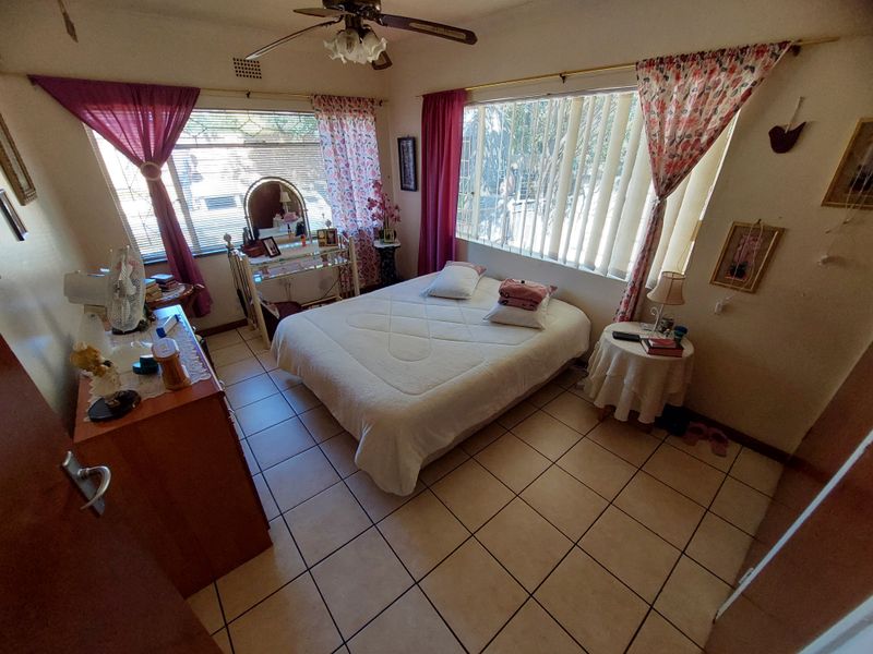 Spacious Family Home with Pool & 2 Income-Generating Flats – A Rare Opportunity! - Photo 7