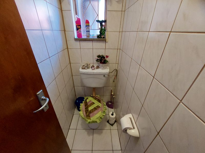 Spacious Family Home with Pool & 2 Income-Generating Flats – A Rare Opportunity! - Photo 6