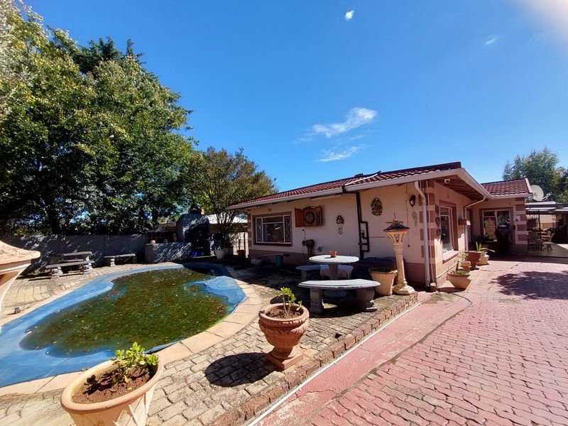 Spacious Family Home with Pool & 2 Income-Generating Flats – A Rare Opportunity! - Photo 1