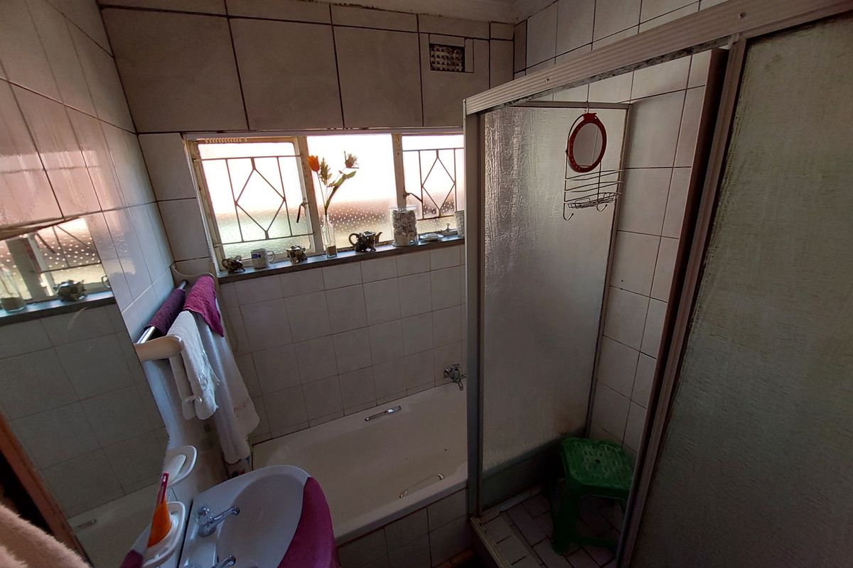 Spacious Family Home with Pool & 2 Income-Generating Flats – A Rare Opportunity! - Photo 5