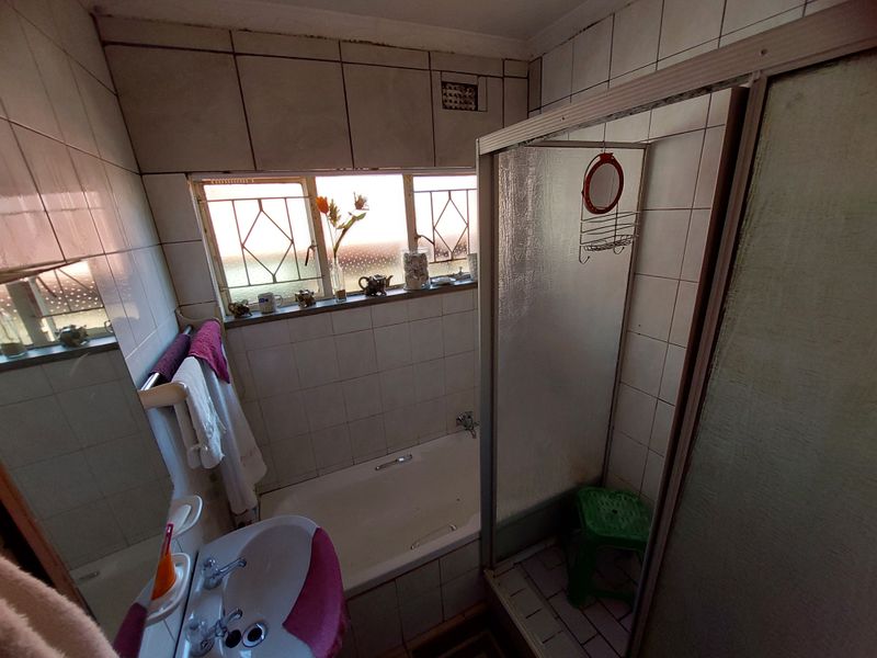 Spacious Family Home with Pool & 2 Income-Generating Flats – A Rare Opportunity! - Photo 5