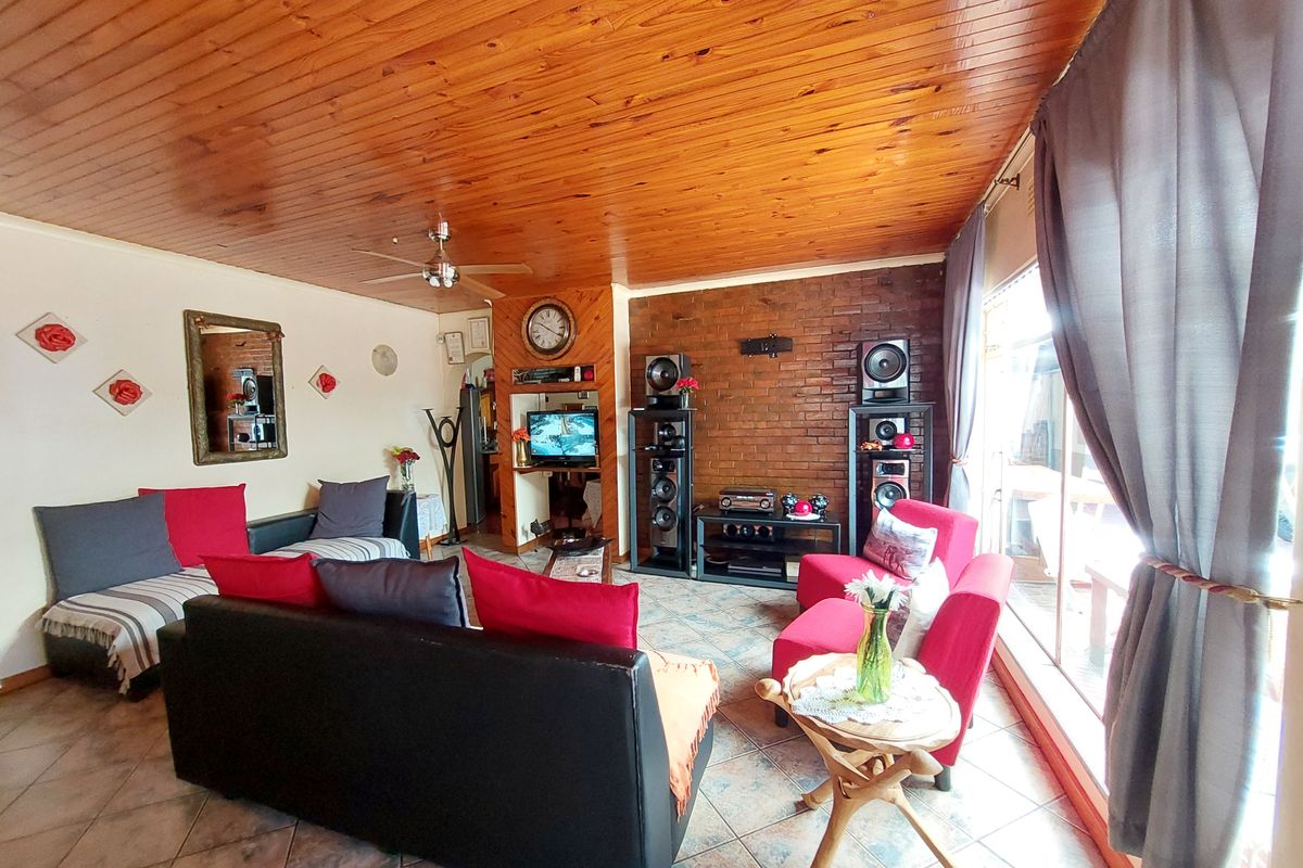 Spacious Family Home with Pool & 2 Income-Generating Flats – A Rare Opportunity! - Photo 2