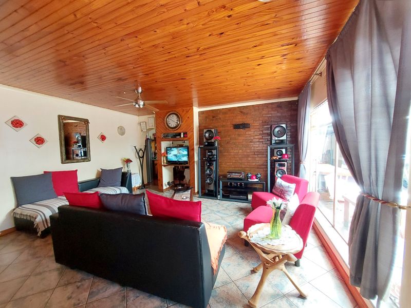 Spacious Family Home with Pool & 2 Income-Generating Flats – A Rare Opportunity! - Photo 2