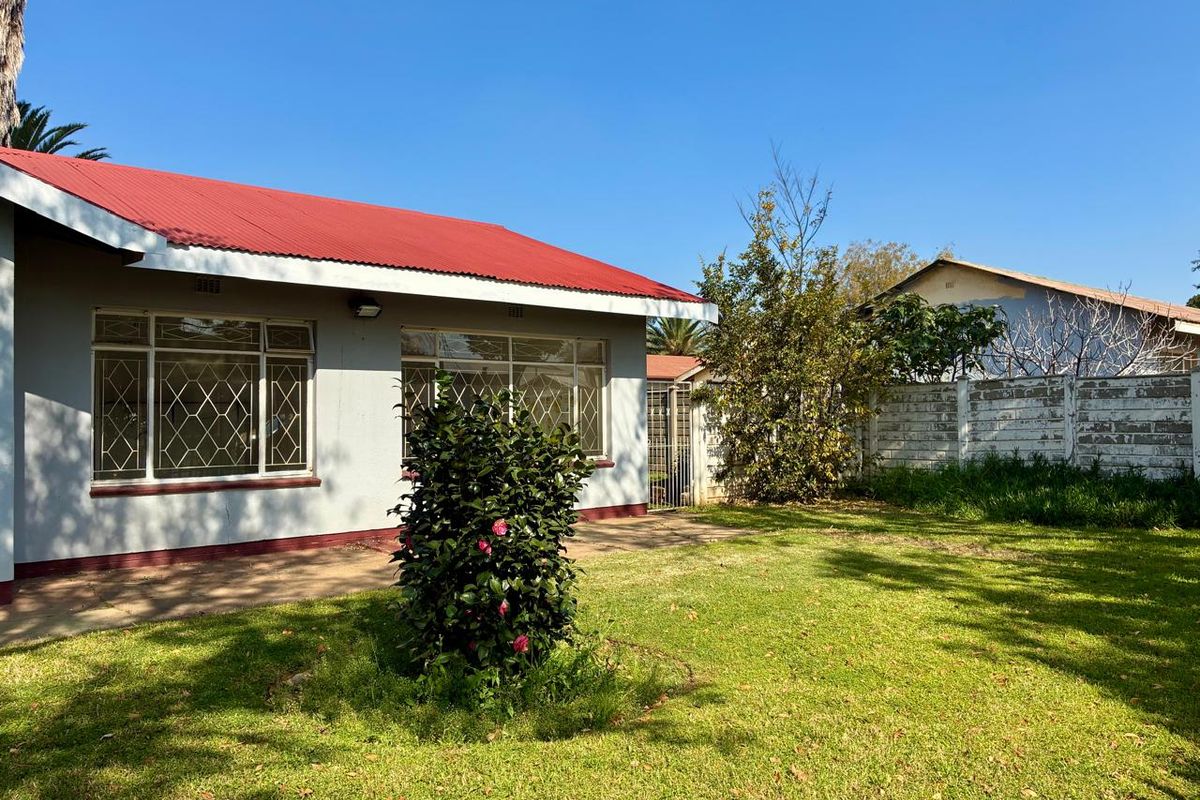 Charming 3-bedroom house for sale in Vanderbijlpark SE 1, perfect for families seeking comfort and - Photo 2