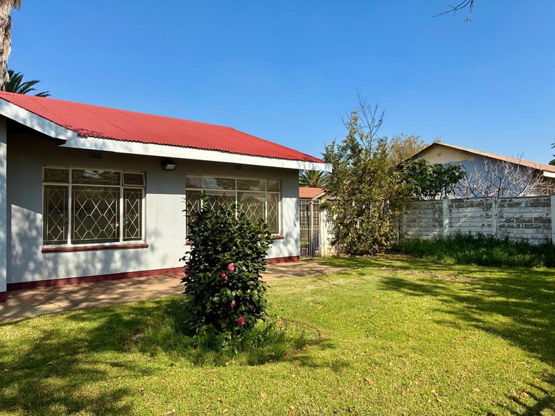 Charming 3-bedroom house for sale in Vanderbijlpark SE 1, perfect for families seeking comfort and - Photo 2