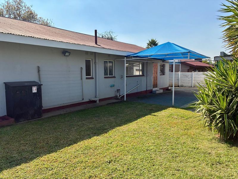 Charming 3-bedroom house for sale in Vanderbijlpark SE 1, perfect for families seeking comfort and - Photo 8