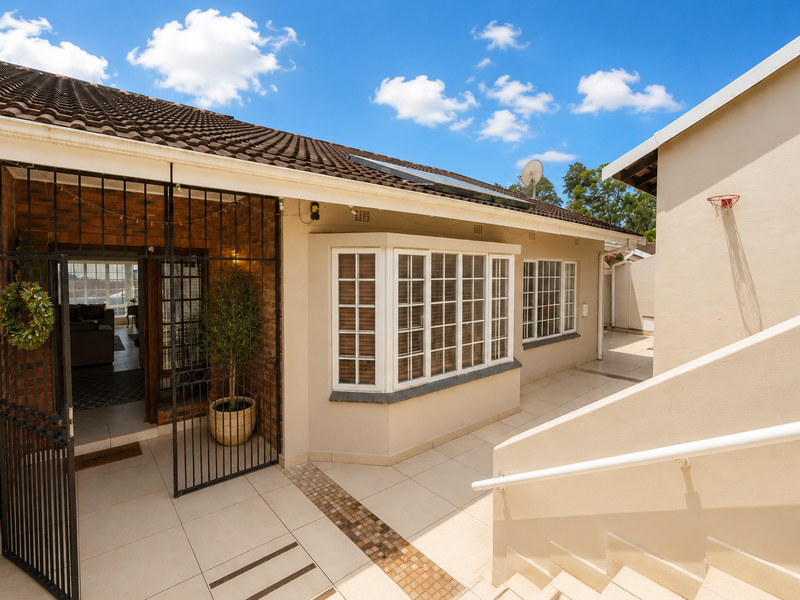 Bidding to start from R1.5mil!! Live Modern Auction! On Show By Appointment. - Photo 8