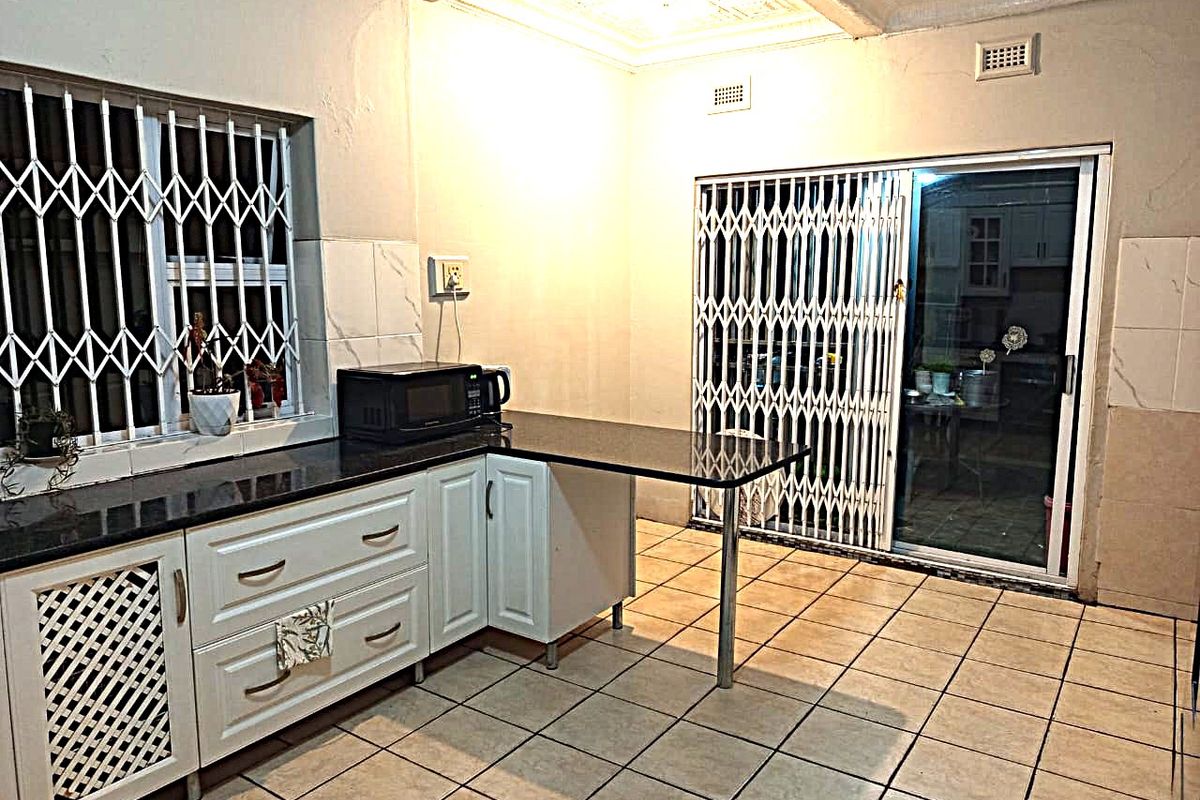 Immaculate Family Home - Photo 3