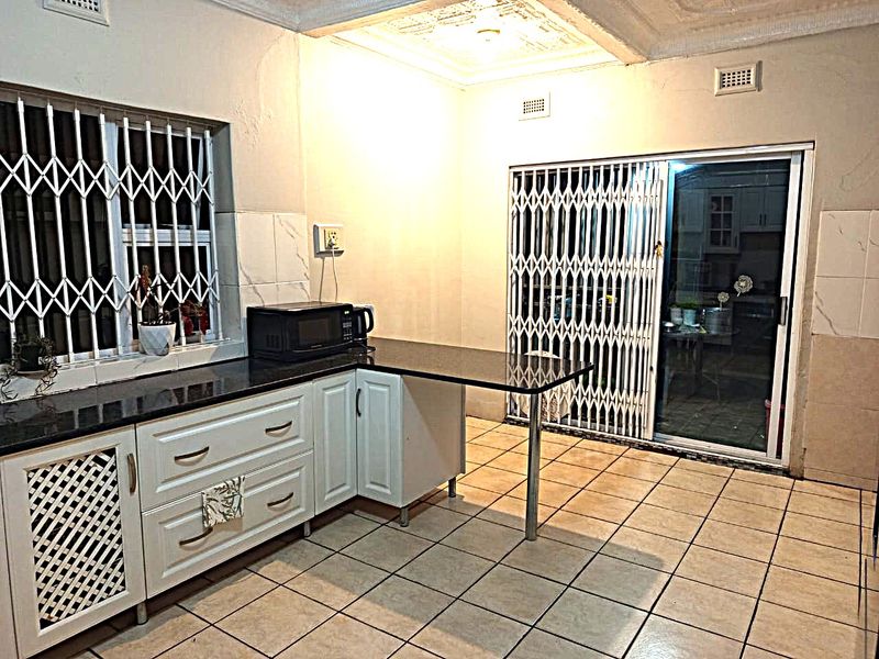 Immaculate Family Home - Photo 3