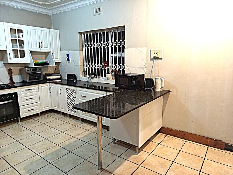 Immaculate Family Home - Photo 7