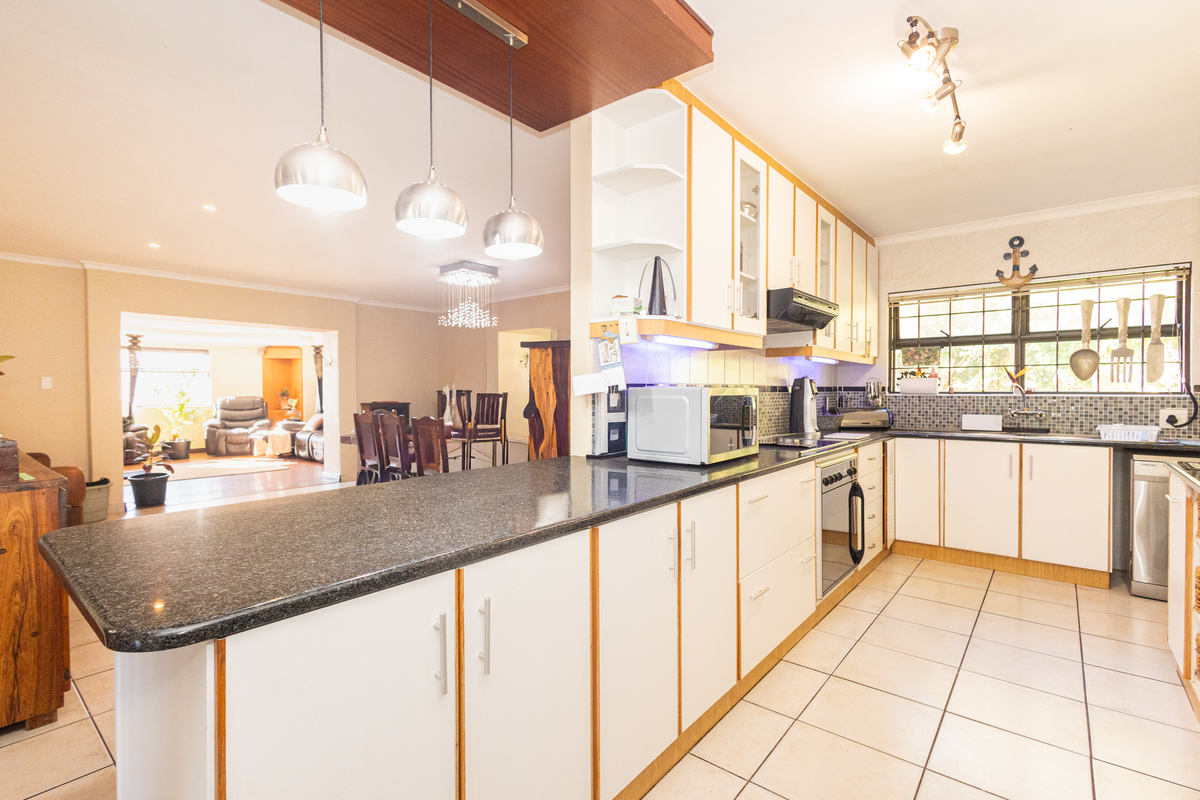 Spacious Family Living & Entertainer’s Dream in D’urbanvale - Photo 2