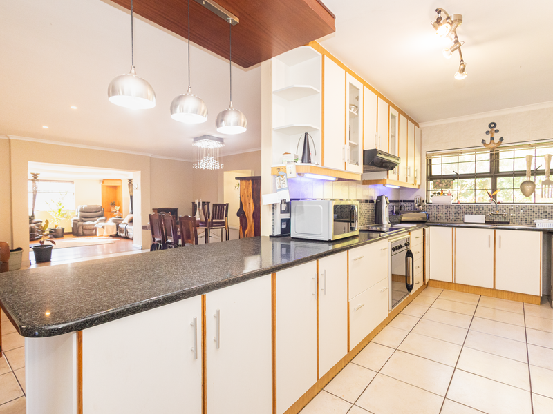 Spacious Family Living & Entertainer’s Dream in D’urbanvale - Photo 2