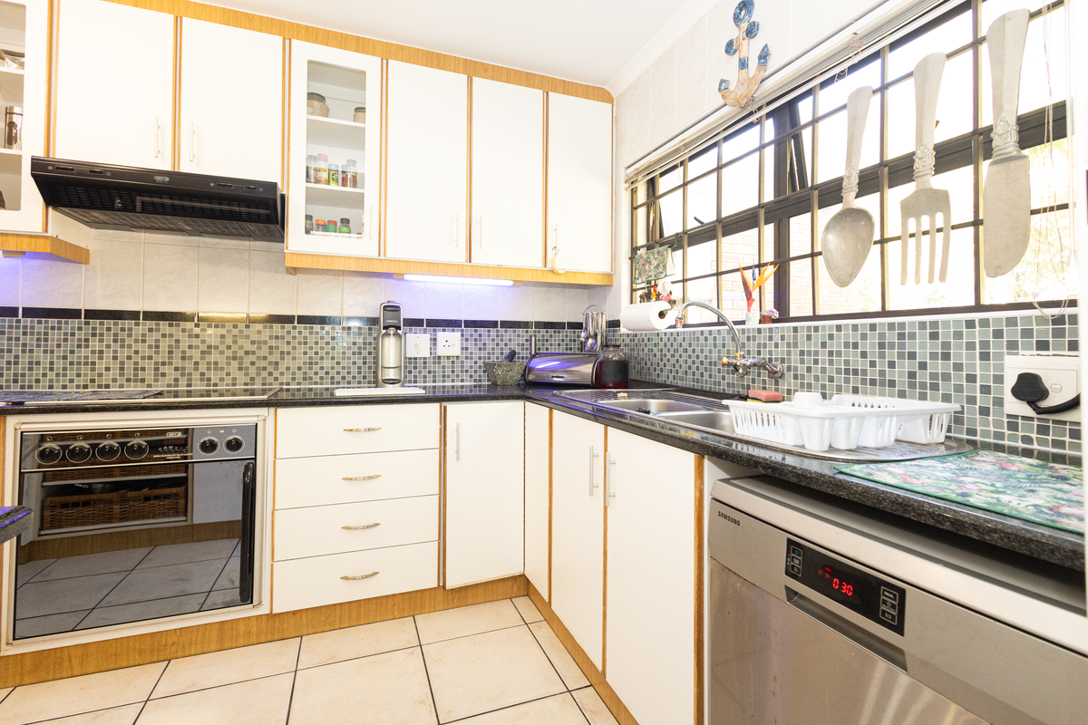 Spacious Family Living & Entertainer’s Dream in D’urbanvale - Photo 4