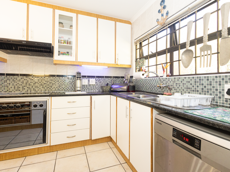 Spacious Family Living & Entertainer’s Dream in D’urbanvale - Photo 4