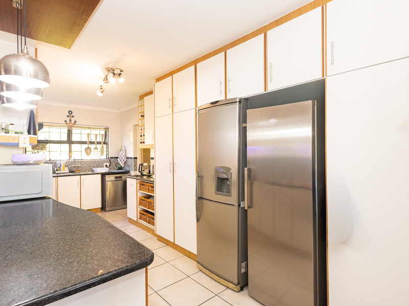 Spacious Family Living & Entertainer’s Dream in D’urbanvale - Photo 3
