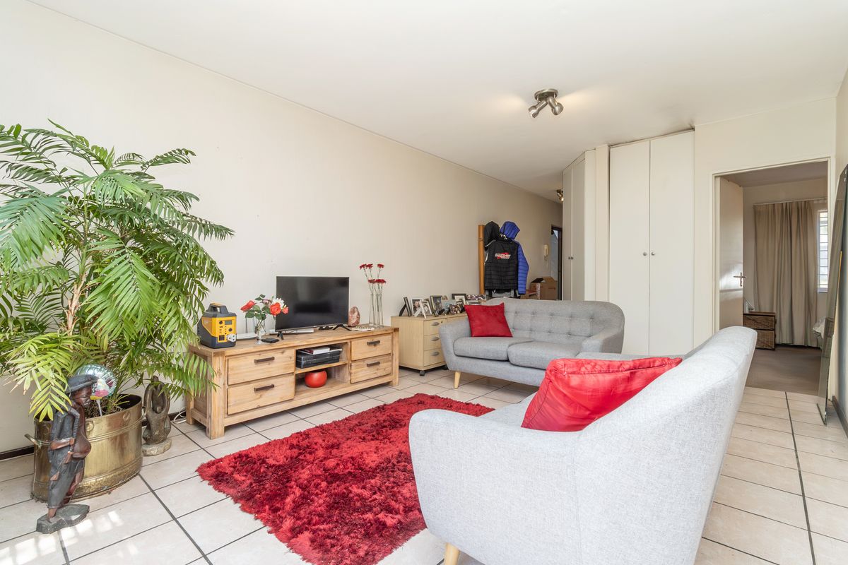 Stunning 1-bedroom apartment in Paulshof, Sandton—modern living with convenience and style awaits! - Photo 4