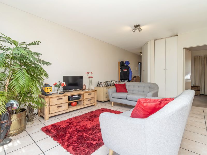 Stunning 1-bedroom apartment in Paulshof, Sandton—modern living with convenience and style awaits! - Photo 4