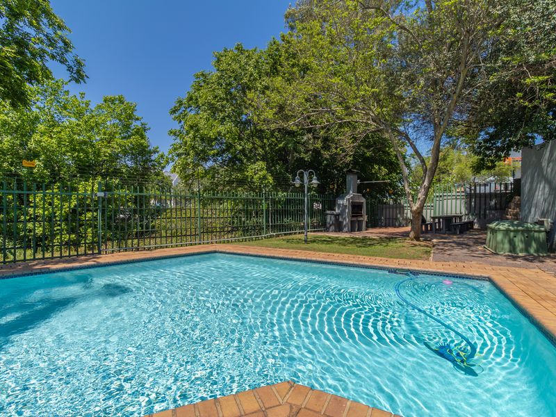 Stunning 1-bedroom apartment in Paulshof, Sandton—modern living with convenience and style awaits! - Photo 1
