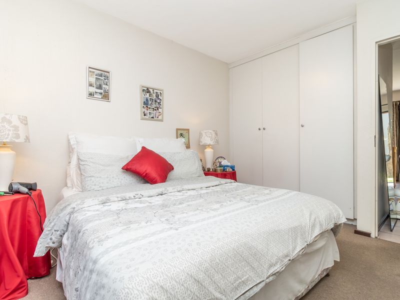 Stunning 1-bedroom apartment in Paulshof, Sandton—modern living with convenience and style awaits! - Photo 10