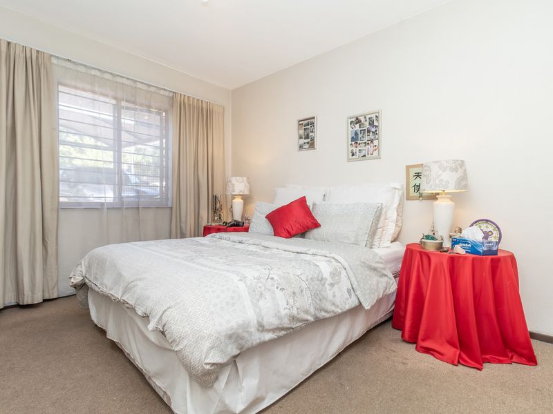 Stunning 1-bedroom apartment in Paulshof, Sandton—modern living with convenience and style awaits! - Photo 9