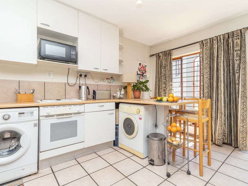 Stunning 1-bedroom apartment in Paulshof, Sandton—modern living with convenience and style awaits! - Photo 7